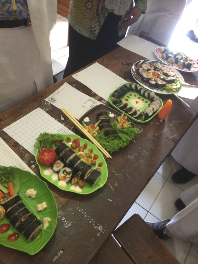 日本語パートナーズ、インドネシア、生徒が手作りした手巻き寿司