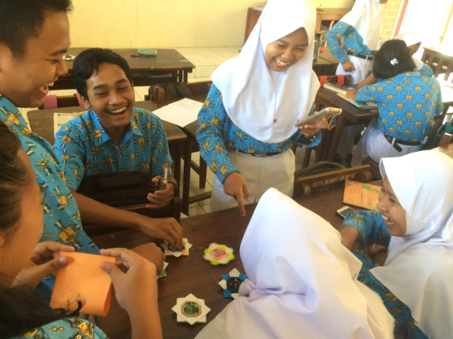 日本語パートナーズ、インドネシア、生徒が折り紙で作ったコマ