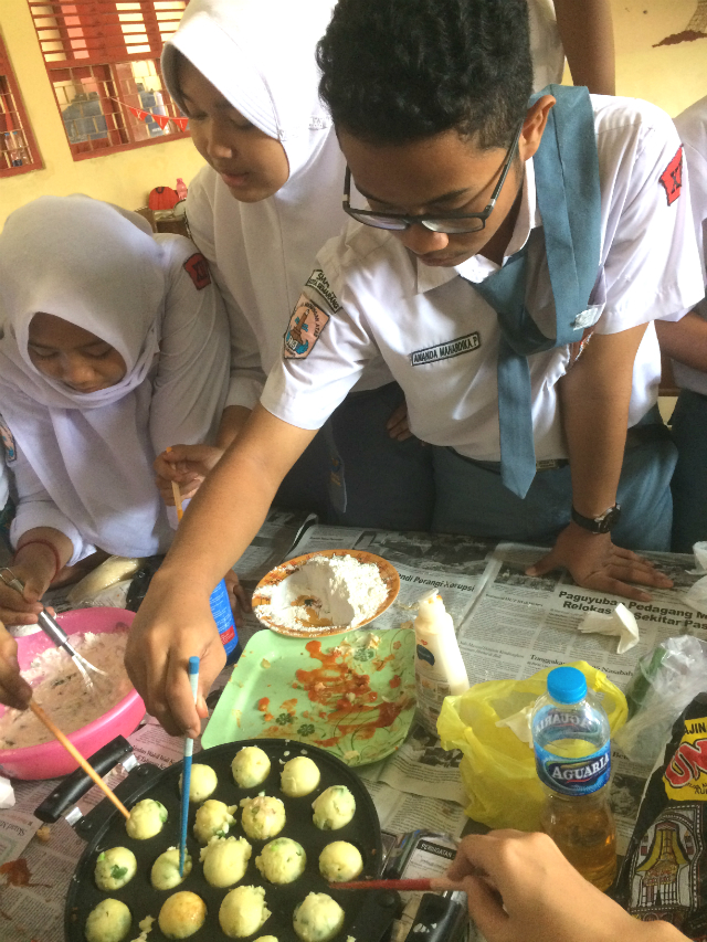 日本語パートナーズ、インドネシア、生徒が作ったインドネシア風たこ焼き