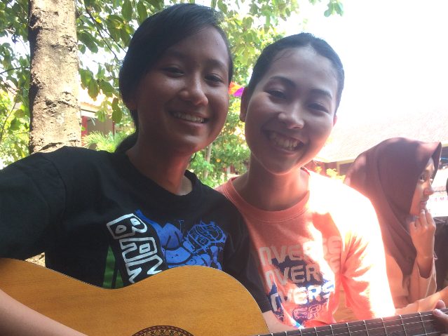 日本語パートナーズ、インドネシア、ギターで歌う生徒