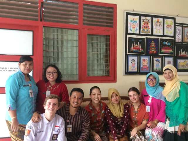日本語パートナーズ、インドネシアの伝統衣装を着る生徒