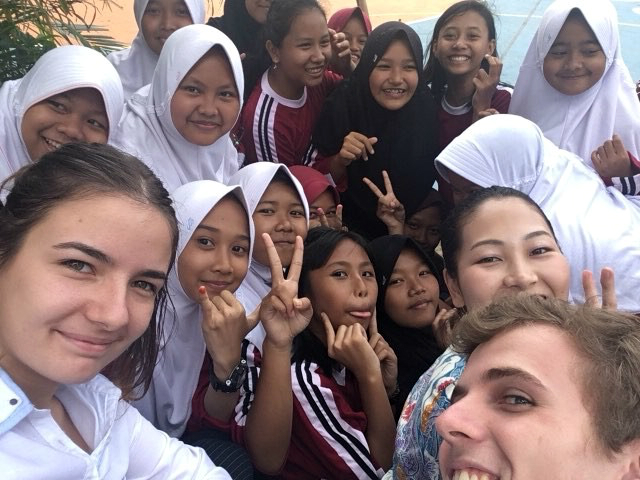 日本語パートナーズ、インドネシア、写真を撮るのが好きな生徒たち