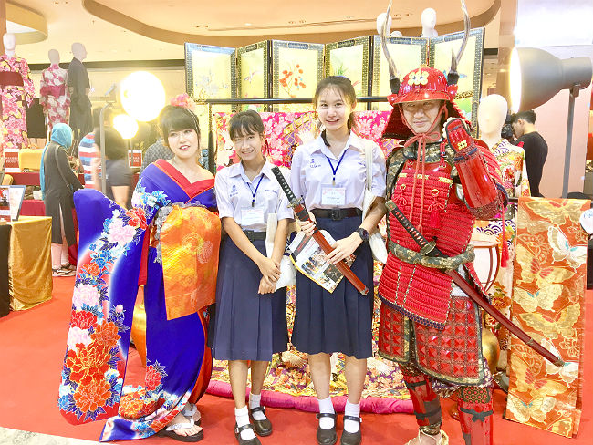 日本語パートナーズ タイ チャチュンサオ Japan-Expo-Thailand 武将や花魁姿のコスプレイヤーと写真を撮る生徒たち