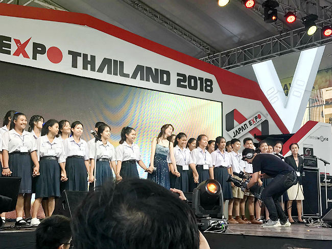 日本語パートナーズ タイ チャチュンサオ Japan-Expo-Thailand ステージ上で並んだMay-J.さんと生徒からこぼれた笑顔