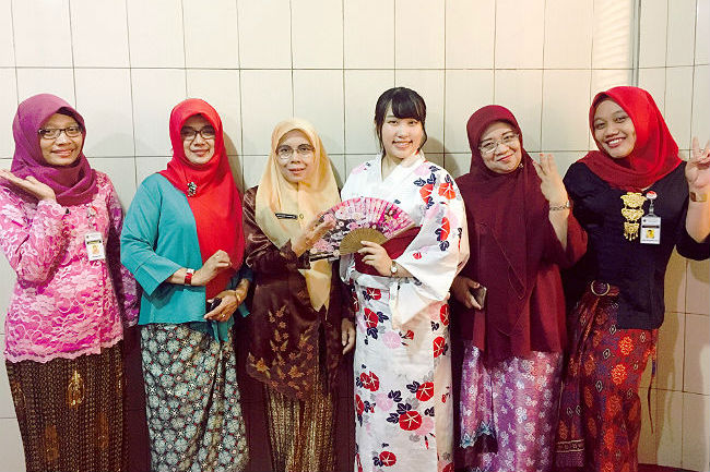 日本語パートナーズ インドネシア 中部ジャワ州 先生方の助言で日本の伝統服「浴衣」を着用