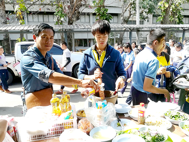 日本語パートナーズ タイ マハーサラカーム 生徒にふるまう料理を先生方が手作り