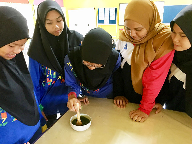日本語パートナーズ マレーシア ジョホール州  茶せんで抹茶を泡立てる生徒たち