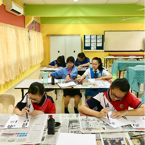 日本語パートナーズ マレーシア ジョホール州 真剣に書道に取り組む生徒