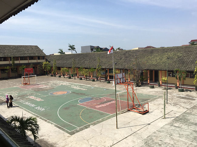 日本語パートナーズ インドネシア 中部ジャワ州 通常の学校風景 いつもの中庭のバスケットコートの様子