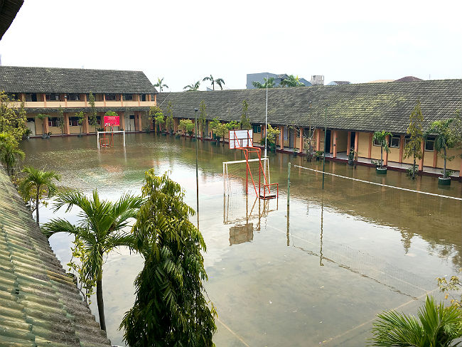 日本語パートナーズ インドネシア 中部ジャワ州 洪水で浸水したバスケットコートの様子