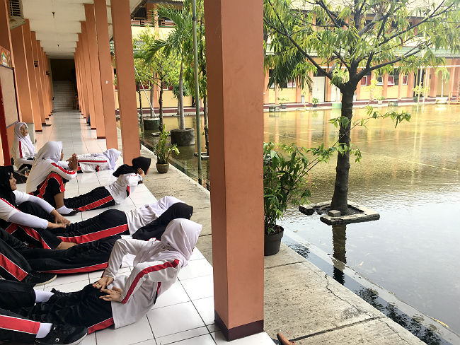 日本語パートナーズ インドネシア 中部ジャワ州 洪水をものともせず体育の授業の筋トレに励む生徒たち