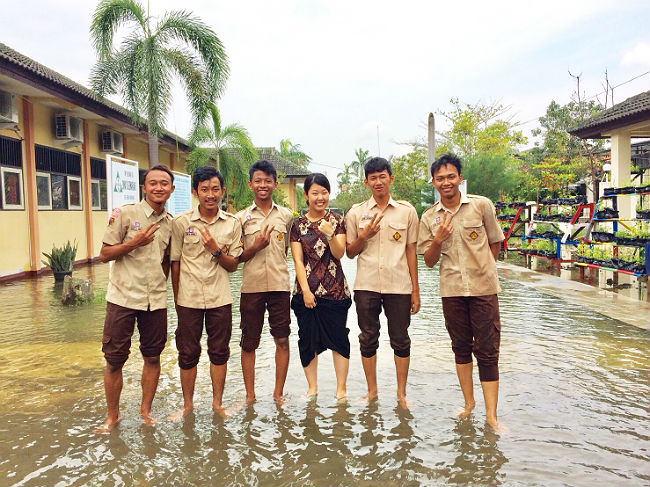 日本語パートナーズ インドネシア 中部ジャワ州 足元を水に浸して『洪水』の記念撮影