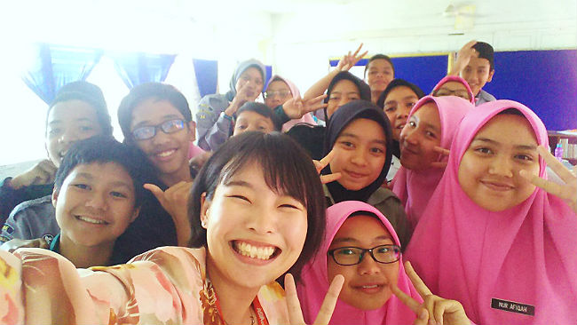 日本語パートナーズ マレーシア ペラ州 写真が大好きな生徒たちと一緒に