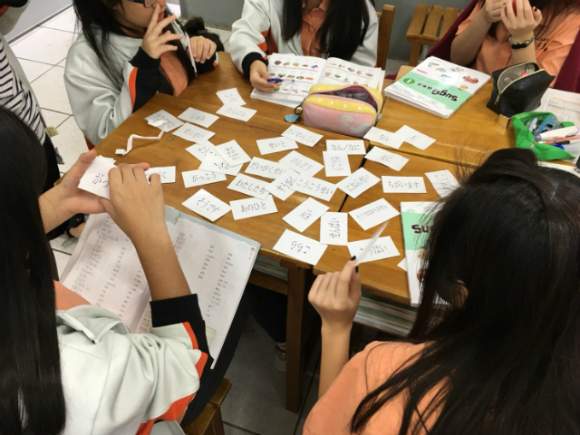 日本語パートナーズ、台湾、桃園、寿山高校のカードを使った授業の様子