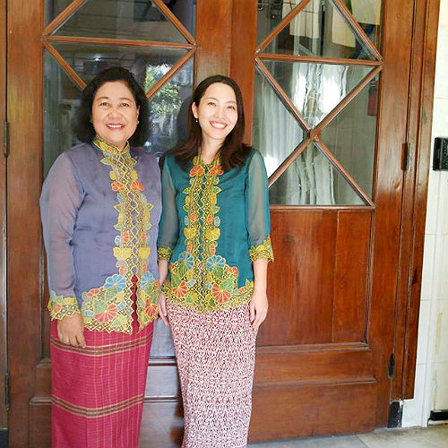 日本語パートナーズ インドネシア 中部ジャワ州 ケバヤ用に購入したロングスカート