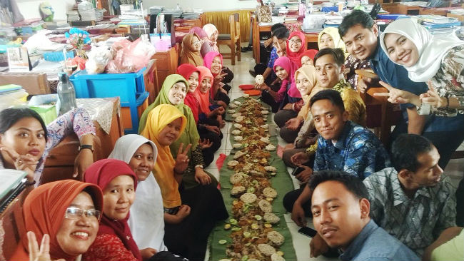 日本語パートナーズ インドネシア 西ジャワ州 ナシ・リウットゥという特別なインドネシア料理と用意してくれた学校の先生方