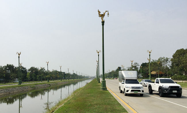 タイ バンコク ウイッタヤーン通りの中央分離帯から片側車線を望む