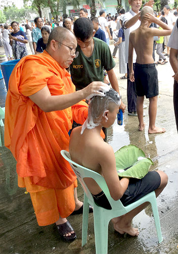 日本語パートナーズ タイ バンコク ブアットネーン（少年僧の出家）の準備としてお坊さんに剃髪してもらっている少年