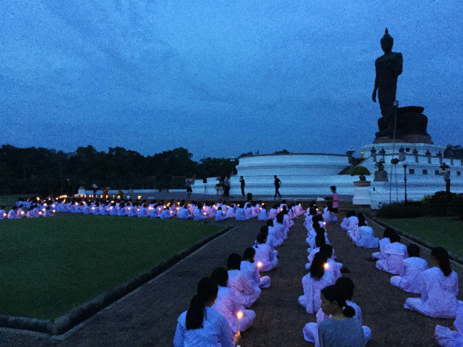 日本語パートナーズ タイ バンコク夜明け前からプッタモントンで修行する少女尼僧たち