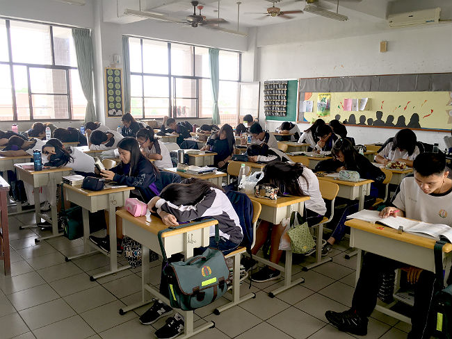 日本語パートナーズ 台湾 屏東 昼寝をしている台湾の高校生たち