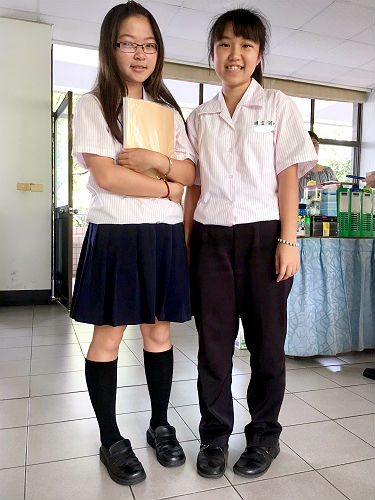日本語パートナーズ 台湾 屏東 女子の制服にパンツスタイルがあるのが台湾の高校の特徴