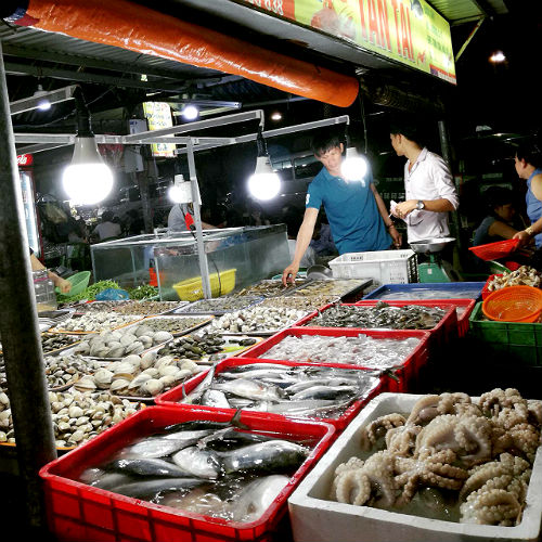 日本語パートナーズ ベトナム バリアブンタウ 新鮮な魚介類を扱う市場の様子