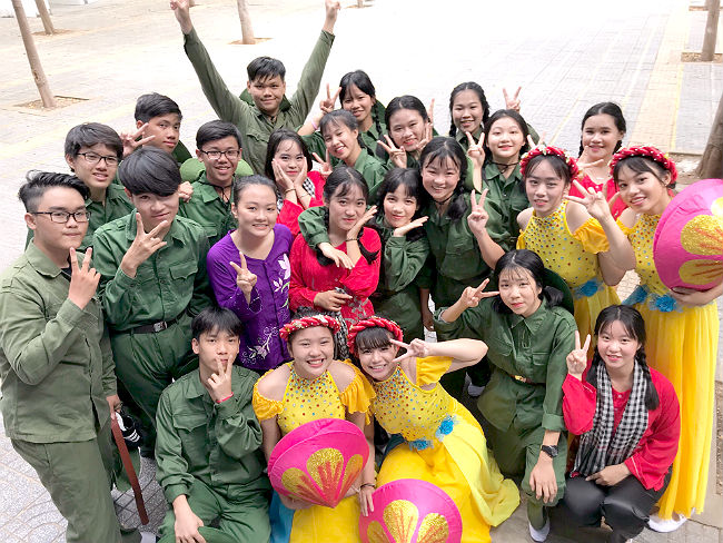 日本語パートナーズ ベトナム バリアブンタウ 派遣先校のディティエンホアン高校の生徒たちの集合写真