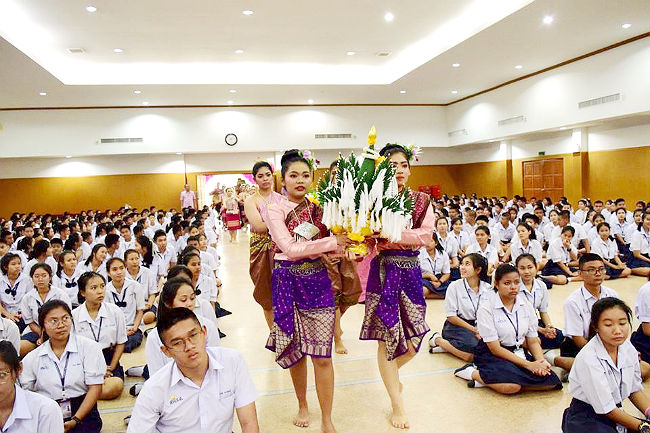 日本語パートナーズ タイ バンコク 派遣先校の卒業式で行われたサーイシンの様子 卒業生たちの入場