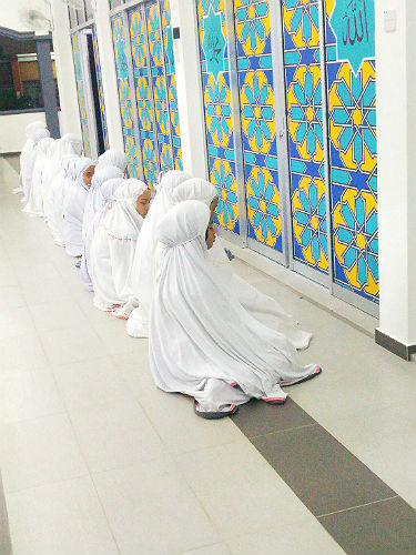 日本語パートナーズ マレーシア ペラ州 新築のモスクでお祈りをしている写真
