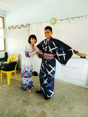 日本語パートナーズ マレーシア ペラ州 ある日の日本文化紹介の様子（浴衣）の写真