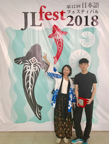 日本語パートナーズ マレーシア ジョホール州 3位入賞の記念盾を持った生徒とこづまさんの写真