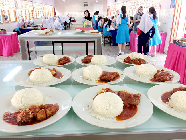 日本語パートナーズ マレーシア ジョホール州手前にお皿数枚に料理がのっている写真