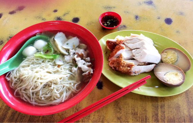 日本語パートナーズ マレーシア ジョホール 中華系のお店のsobaの麺と鶏肉がのっている写真

