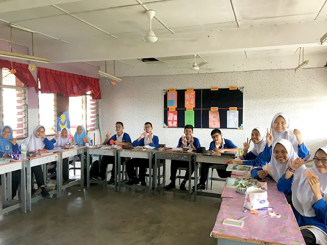 日本語パートナーズ マレーシア クランタン州 日本語の授業で折り紙を折る生徒たちの写真1