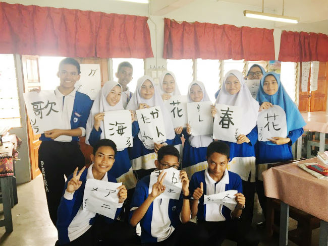 日本語パートナーズ マレーシア クランタン州 好きな言葉を書いた半紙を手に持った生徒たちの写真