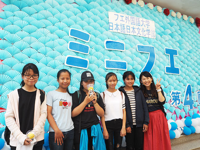 日本語パートナーズ ベトナム フエ ミニフエ 遊びに来ていた派遣先校の中学生の生徒たちと記念写真
