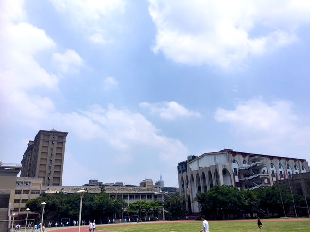 日本語パートナーズ 台湾 台北 派遣先校の校庭から見た校舎の写真
