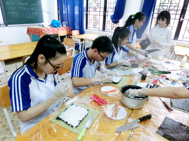 日本語パートナーズ ベトナム ビンズオン 巻き寿司を作る生徒たち2