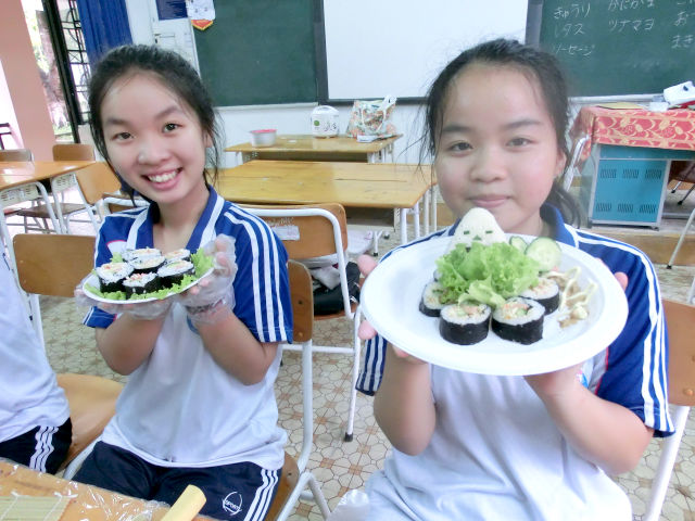 日本語パートナーズ ベトナム ビンズオン 作った巻き寿司と生徒の写真1