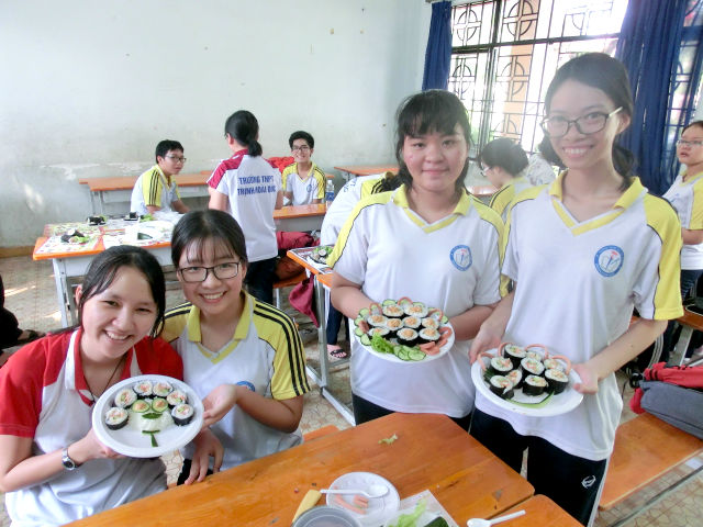 日本語パートナーズ ベトナム ビンズオン 作った巻き寿司と生徒の写真2