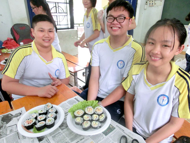 日本語パートナーズ ベトナム ビンズオン 作った巻き寿司と生徒の写真3