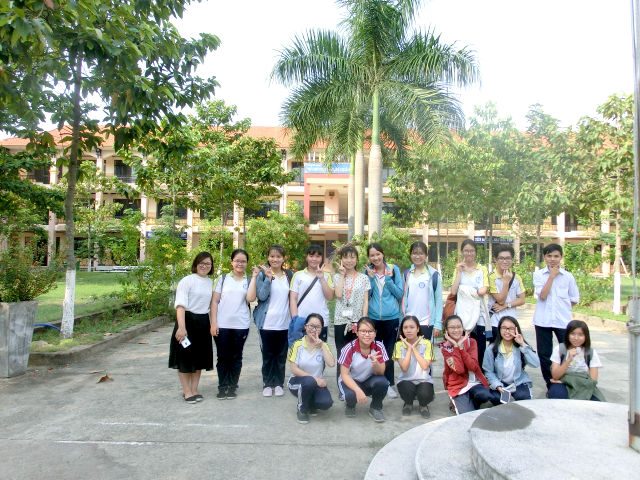 日本語パートナーズ ベトナム ビンズオン 校庭で撮影した集合写真