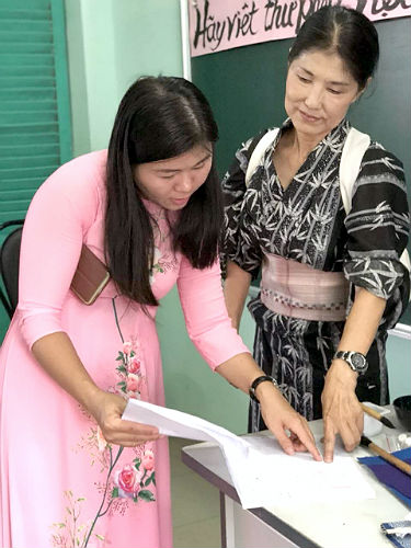日本語パートナーズ ベトナム バリアブンタウ 特別支援学校のために作った指導案を指さし確認している写真