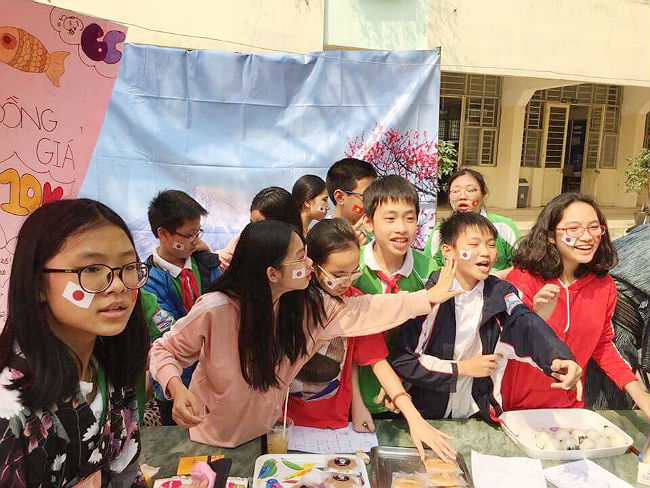 日本語パートナーズ ベトナム ハノイ 張り切って客引きをする生徒たちの写真