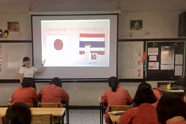日本語パートナーズ タイ チャチュンサオ 日本の学生に手紙を書く提案をする授業の写真