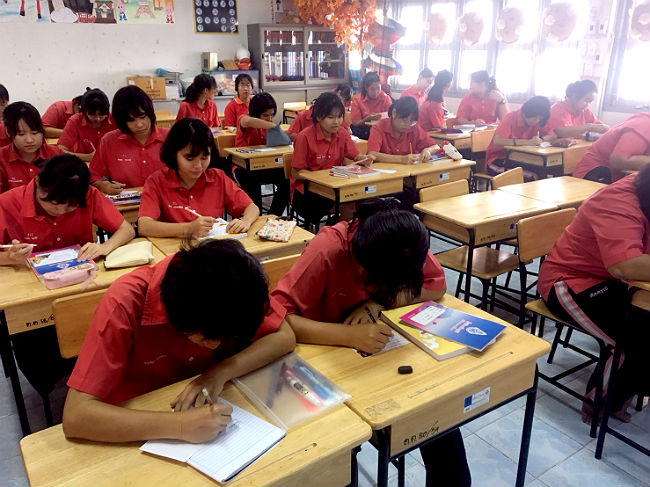 日本語パートナーズ タイ チャチュンサオ 手紙を書く生徒たちの写真