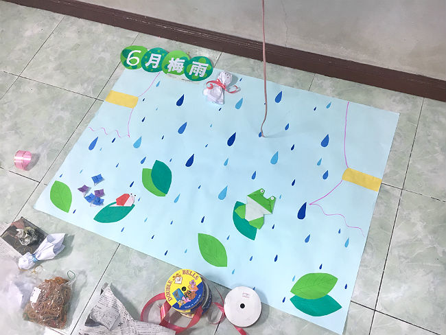 日本語パートナーズ タイ プレー てるてる坊主と折り紙のアジサイを貼り付ける前の真っ新な台紙の写真