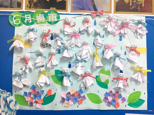 日本語パートナーズ タイ プレー 完成したてるてる坊主と折り紙のアジサイの花の写真