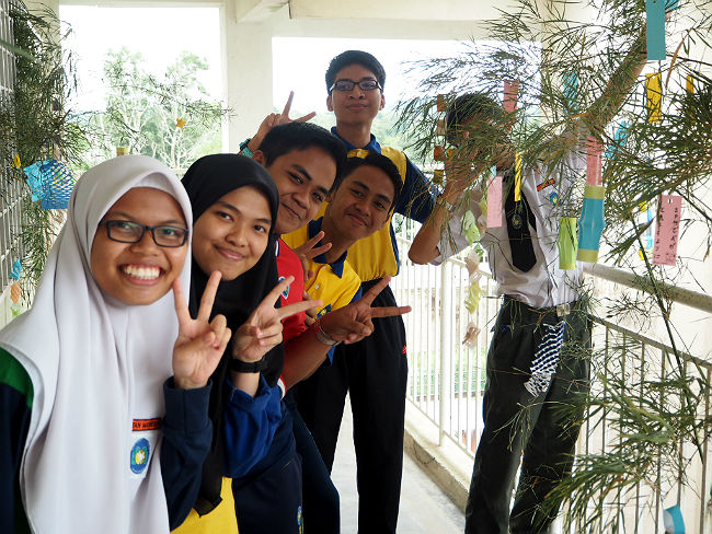 日本語パートナーズの活動の様子1 マレーシア ジョホール州 七夕の『竹』飾りと生徒たち