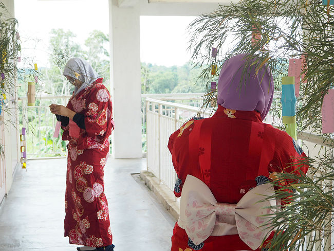 日本語パートナーズの活動の様子7 マレーシア ジョホール州 赤い浴衣姿の女生徒たちの写真